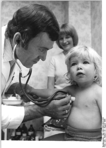 http://upload.wikimedia.org/wikipedia/commons/9/97/Bundesarchiv_Bild_183-1985-0822-013,_Dedelow,_kinderärztliche_Untersuchung.jpg